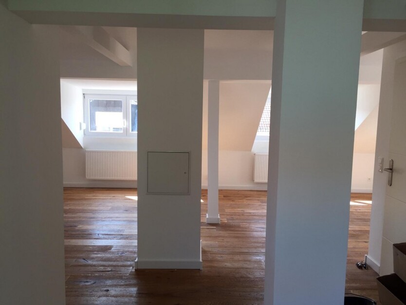 Top 3-Zimmer-DG-Wohnung mit Loggia und KFZ-Stellplatz Nbg-Schweinau