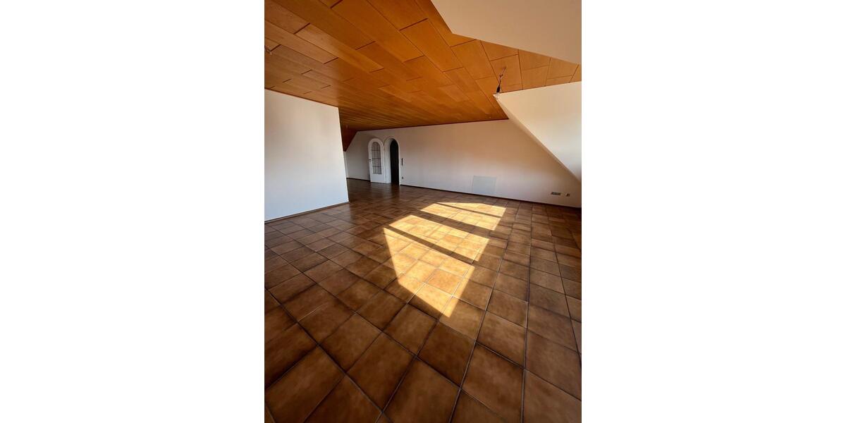 Dachgeschoßwohnung Speichersdorf - 3 Zimmer, 121 m&sup2;, 880&euro; | Angebot:26133097