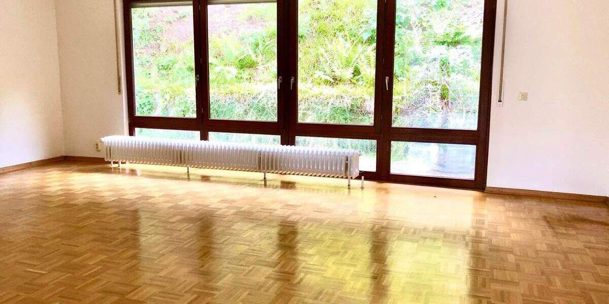 LÄNDLICH: TRAUMAUSSICHT, GROSSES FAMILIENHAUS, EINBAUKÜCHE, 2 STELLPLÄTZE 6 zimmer