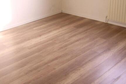 Renoviertes Zimmer mit Laminat 12 m2
