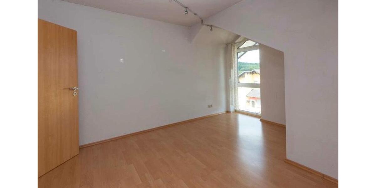 Dachgeschoßwohnung Buseck - 3 Zimmer, 100 m&sup2;, 1.200&euro; | Angebot:24995834