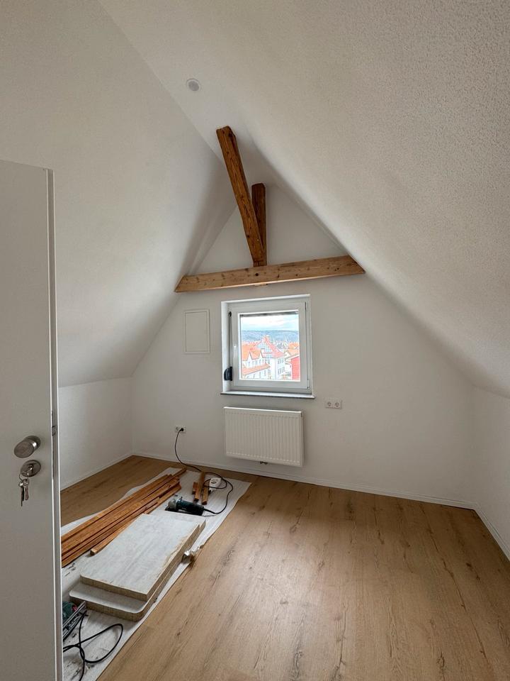 Charmante Dachgeschoss-Wohnung für StudentenPendlerSingles