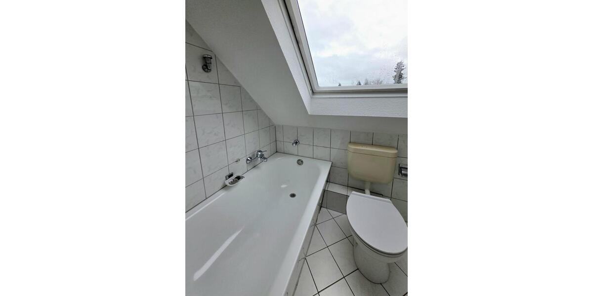 Gemütliche, renovierte 2,5-Zimmer-Wohnung im Dachgeschoss 2 zimmer