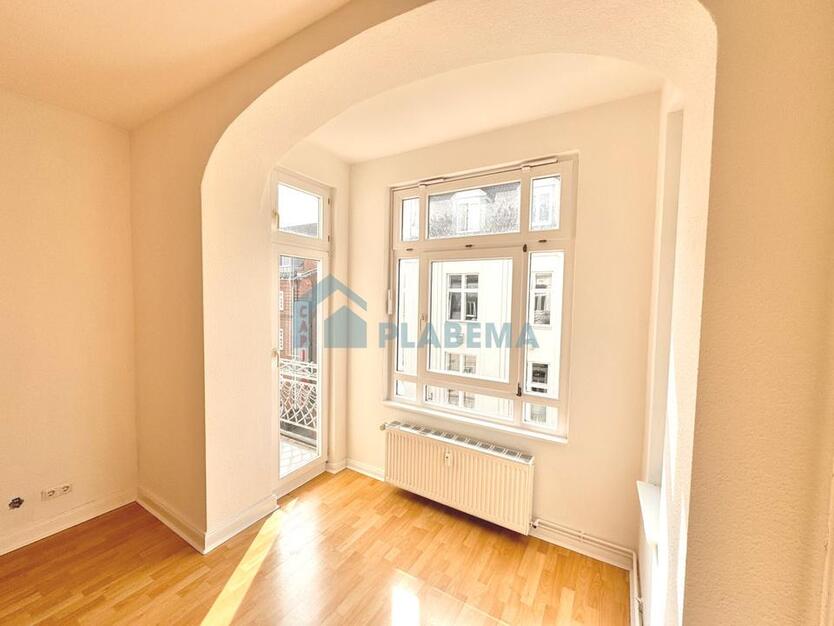 3-Zimmer-Altbauwohnung mit Erker, Balkon, modernem Bad und neuer Küche – zentrumsnah zimmer