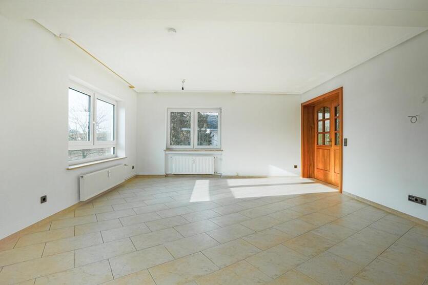Waldbrunn: Großzügige und lichtdurchflutete 3 Zimmer-Wohnung mit Balkon!