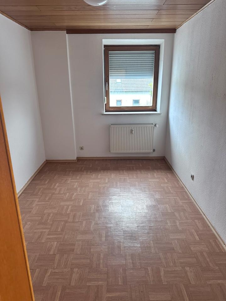 Helle 4-Zimmer-Wohnung mit Carport in gepflegtem Mehrfamilienhaus