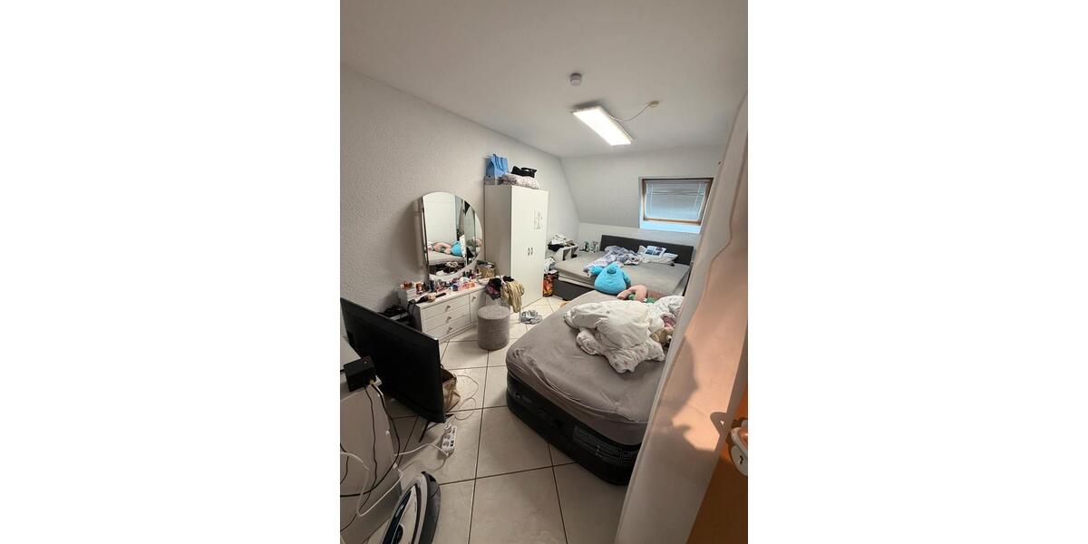 Dachgeschoßwohnung Schwalbach - 4 Zimmer, 125 m&sup2;, 900&euro; | Angebot:27713870