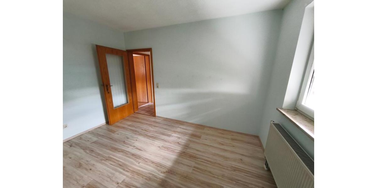 Ortsrandlage -3 Zi. Wohnung im EG mit Garage, Keller und Garten (auf Wunsch) - Etagenwohnung Adelsdorf OT | Angebot:27370413