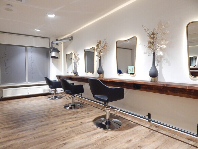 Einmalige Gelegenheit! Vollausgestatteter, moderner Friseursalon in Freilassing, frei ab 01.06.2025