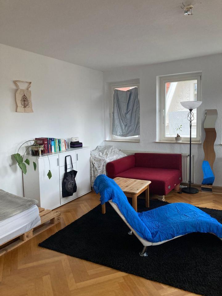 Ein geräumiges, hell beleuchtetes und voll möbliertes Zimmer