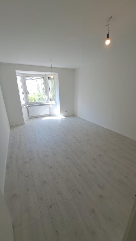 Moderne 3-Zimmer-Wohnung mit großer Dachterrasse – kernsaniert