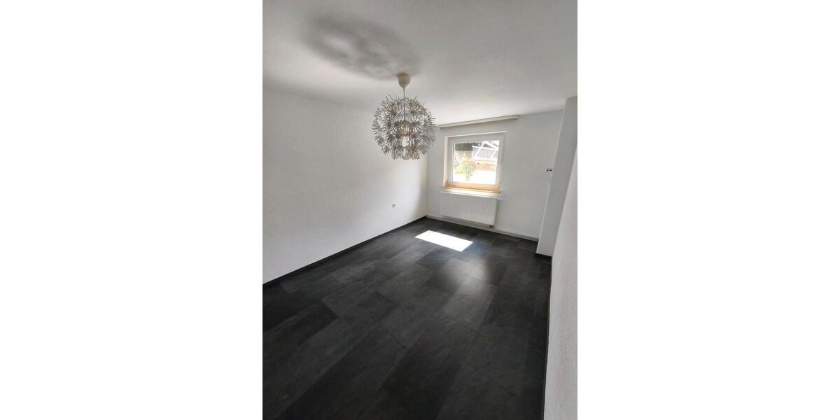 Helle 3-Zimmer-Wohnung mit Balkon – 90 m2 im Erdgeschoss 3 zimmer