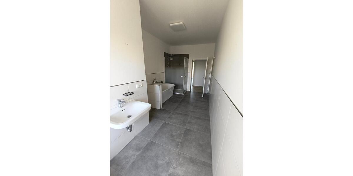 Etagenwohnung Lauta - 4 Zimmer, 136 m&sup2;, 1.090&euro; | Angebot:26458399