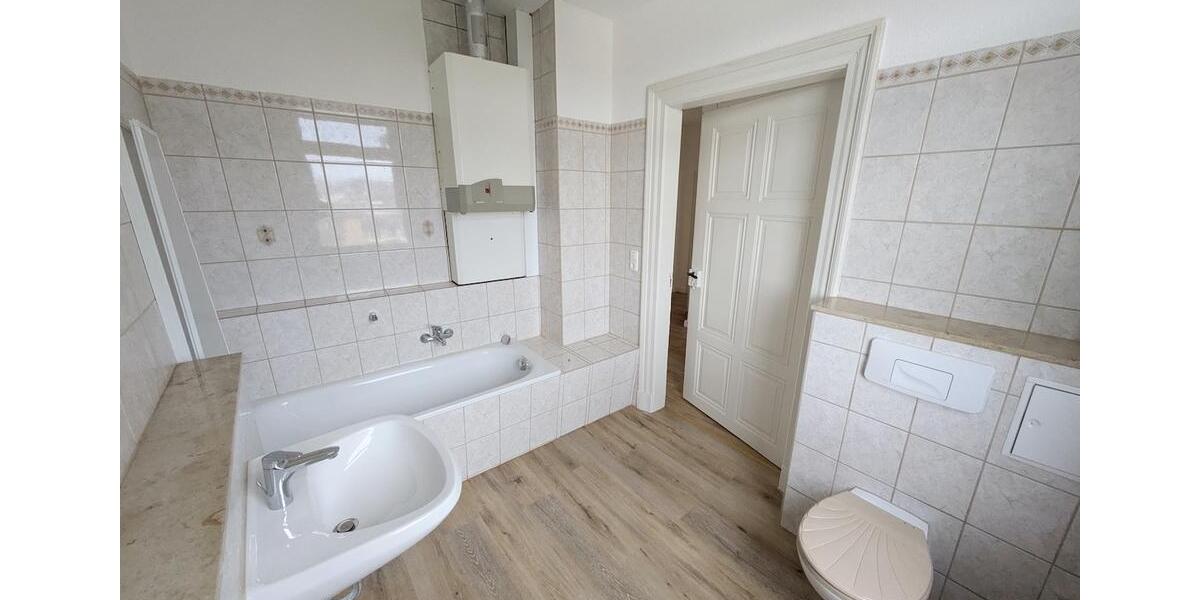 ++ attraktive, renovierte 3-Raum Wohnung in zentraler Lage, direkt am Markt in Meerane ++ 3 zimmer