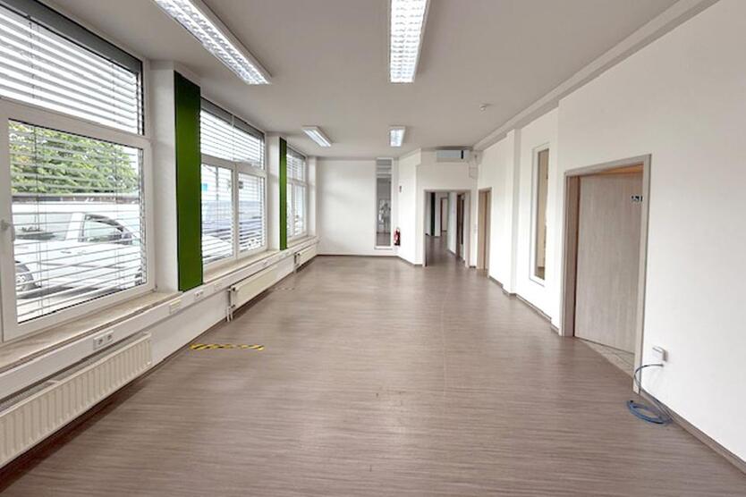 737 m² Büro, Praxis und Lagerhalle sowie zahlreiche Stellplätze in zentraler Lage von Gera zur Miete