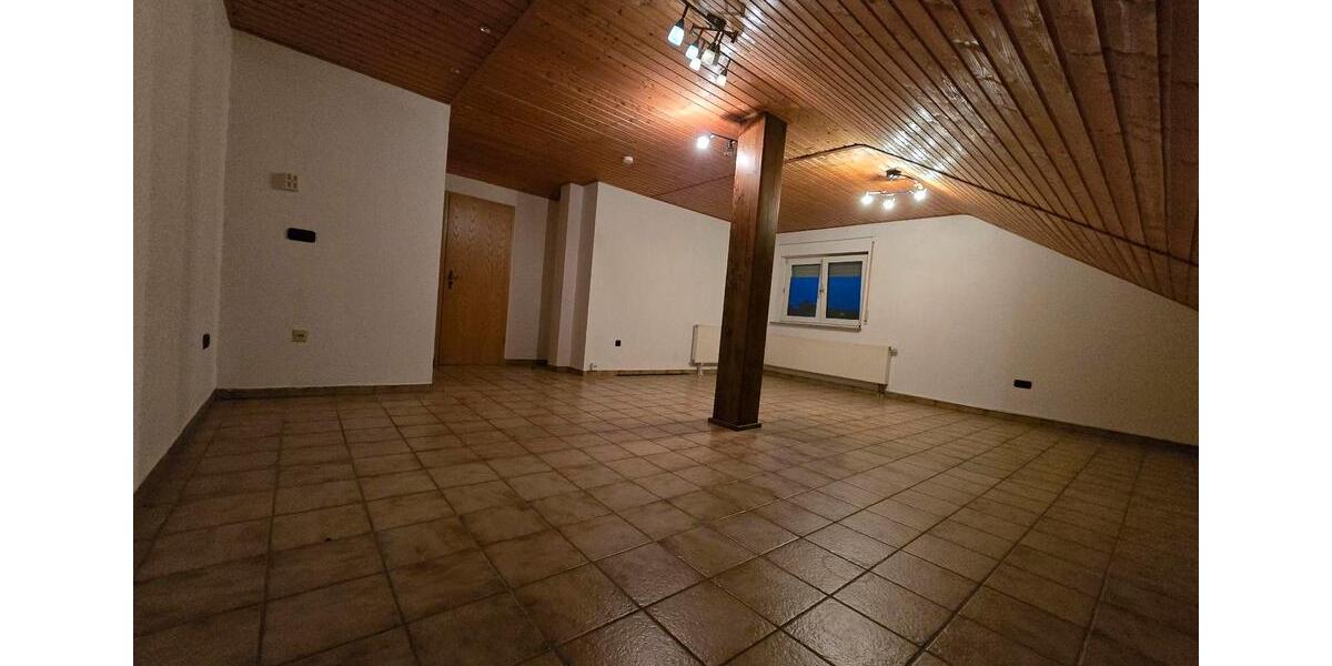 Dachgeschoßwohnung Grünberg - 3 Zimmer, 93 m&sup2;, 900&euro; | Angebot:26432407