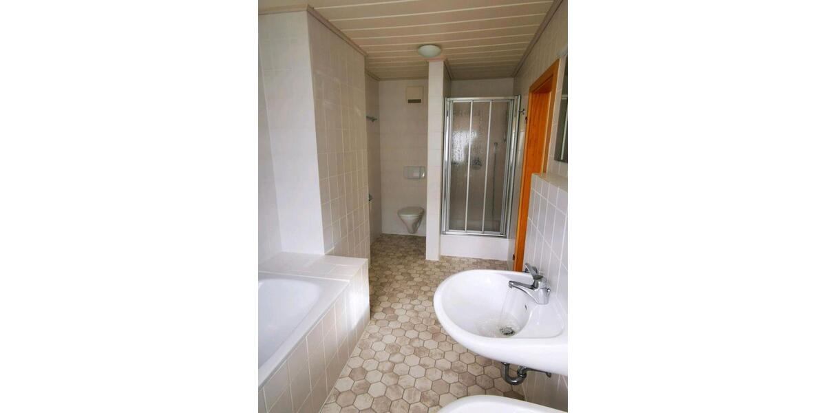 Erdgeschoßwohnung Bad Herrenalb - 3.5 Zimmer, 123 m&sup2;, 950&euro; | Angebot:25887946