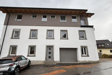 Neuwertige Dachgeschosswohnung mit hohen Decken | Balkon und Stellplatz 2 zimmer