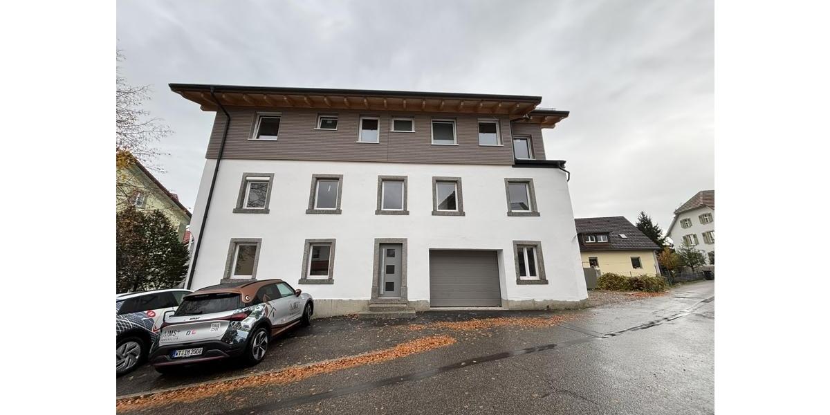 Neuwertige Dachgeschosswohnung mit hohen Decken | Balkon und Stellplatz 2 zimmer