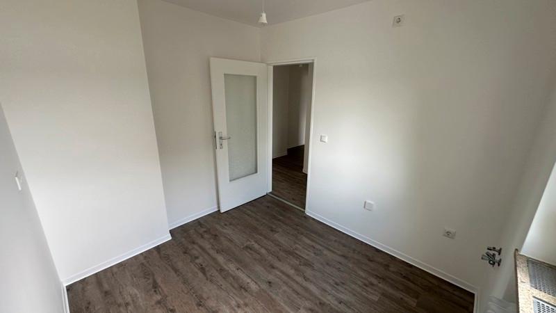 2. OG 4 Zimmer mit Balkon ab Dezember (frisch saniert) zimmer