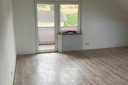 Helle Dachgeschoßwohnung mit Loggia und Blick ins Grüne