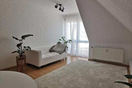 Helle 2 Zimmer DG Wohnung mit Balkon und Garage 2 zimmer