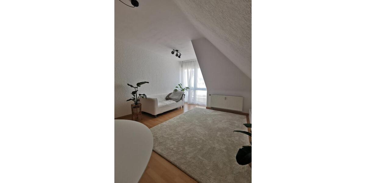 Helle 2 Zimmer DG Wohnung mit Balkon und Garage 2 zimmer