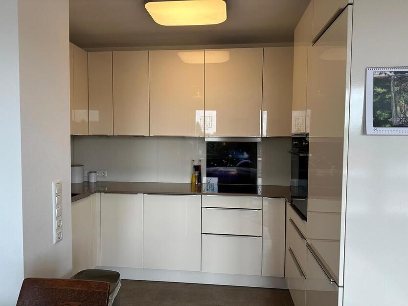 Hochwertig eingerichtete DG-Wohnung mit großer Dachterrasse u. schöner Aussicht auf den Hahneberg 4 zimmer