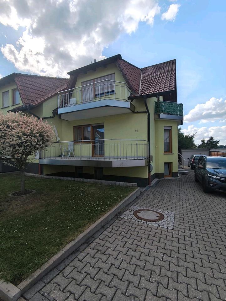 Eine 3,5-Zimmer-Wohnung in einem Doppelhaus in Lauterbach.