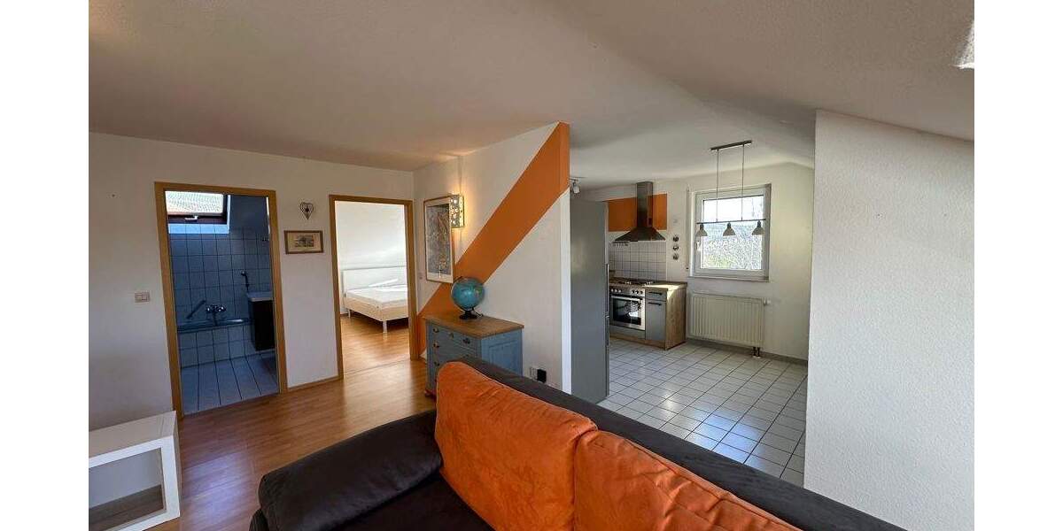 Schöne 2-Zimmer-Dachgeschoss-Wohnung mit Einbauküche 2 zimmer