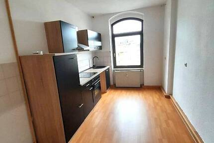 2-Zi Wohnung mit EBK-Zeile fast im Zentrum