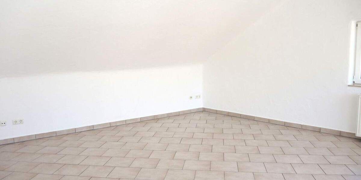3-Zimmer-Dachgeschoßwohnung 84m² mit Balkon und Stellplatz 3 zimmer