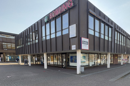 Erdgeschoss-Gewerbefläche mit großer Fensterfront zimmer