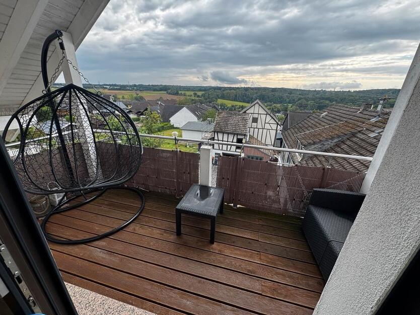Helle 3 Zimmer Wohnung 87 qmmit EBK und Balkon, Garage und Aufzug