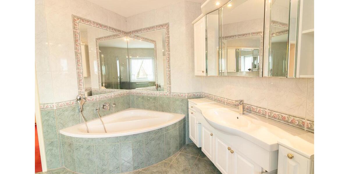 Erdgeschoßwohnung Malente - 3 Zimmer, 168 m&sup2;, 1.800&euro; | Angebot:25809398