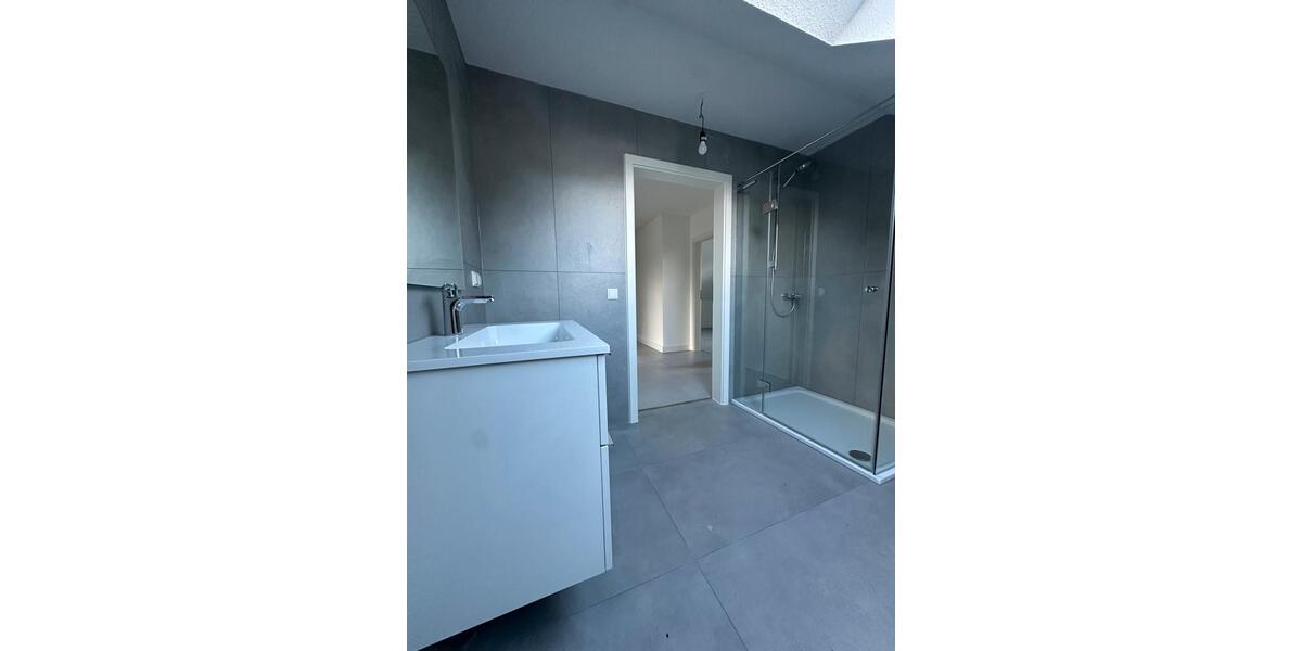 Wohnung zu vermieten ab sofort (Komplett kernsaniert) 4 zimmer