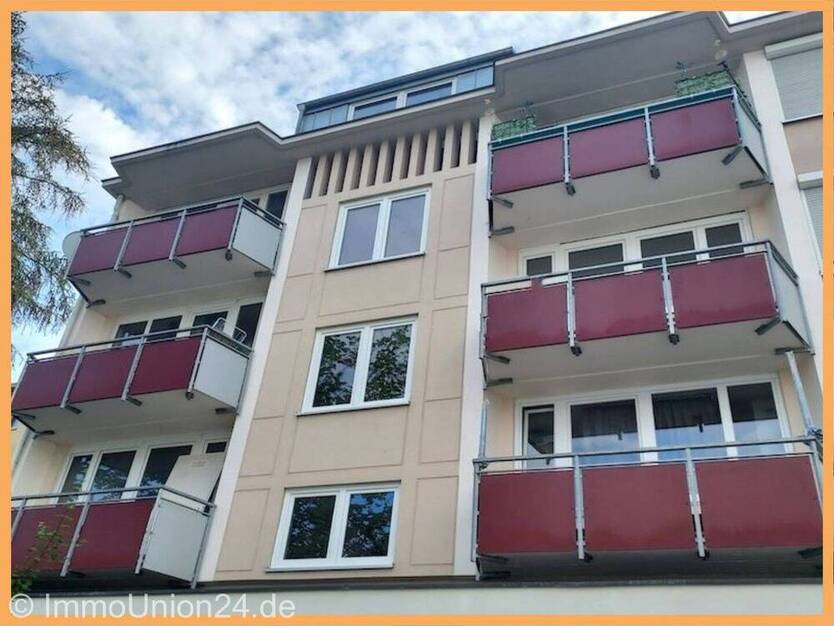 4 6 0,- für FREIE und NEU renovierte 3 2 qm KomfortWohnung mit viel Licht + BALKON + EINBAUKÜCHE