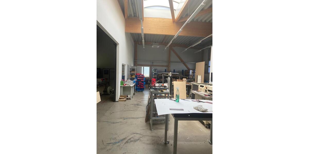 Industriehalle mit Büro, großer Freifläche, PV & Klima zimmer