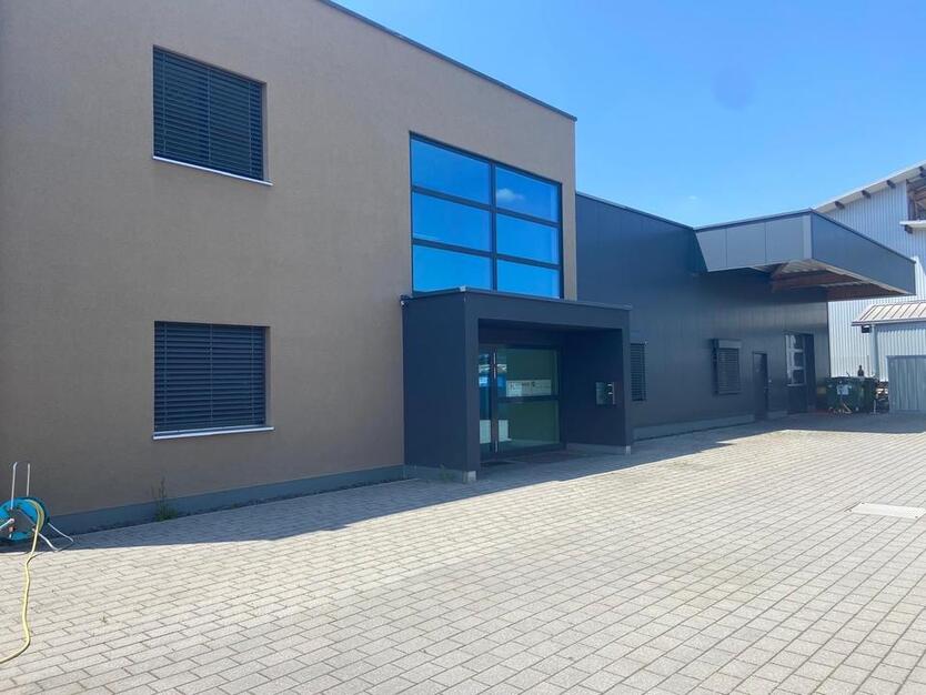 Industriehalle mit Büro, großer Freifläche, PV & Klima