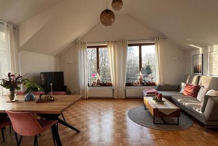 Schöne helle DG Wohnung mit Balkon und Stellplatz 1 zimmer