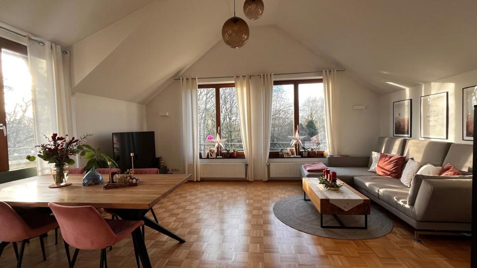 Schöne helle DG Wohnung mit Balkon und Stellplatz 2 zimmer