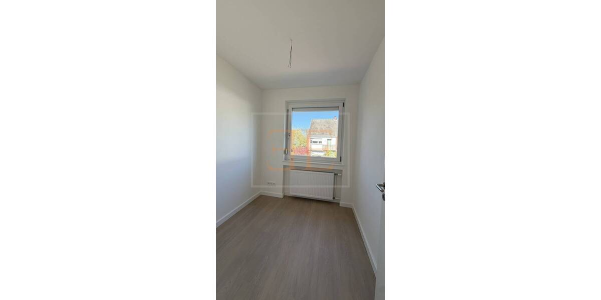 Frisch saniertes Reihenmittelhaus mit 6 Zimmern, Balkon und Einzelgarage zu vermieten - Reihenmittelhaus Rellingen | Angebot:26346609