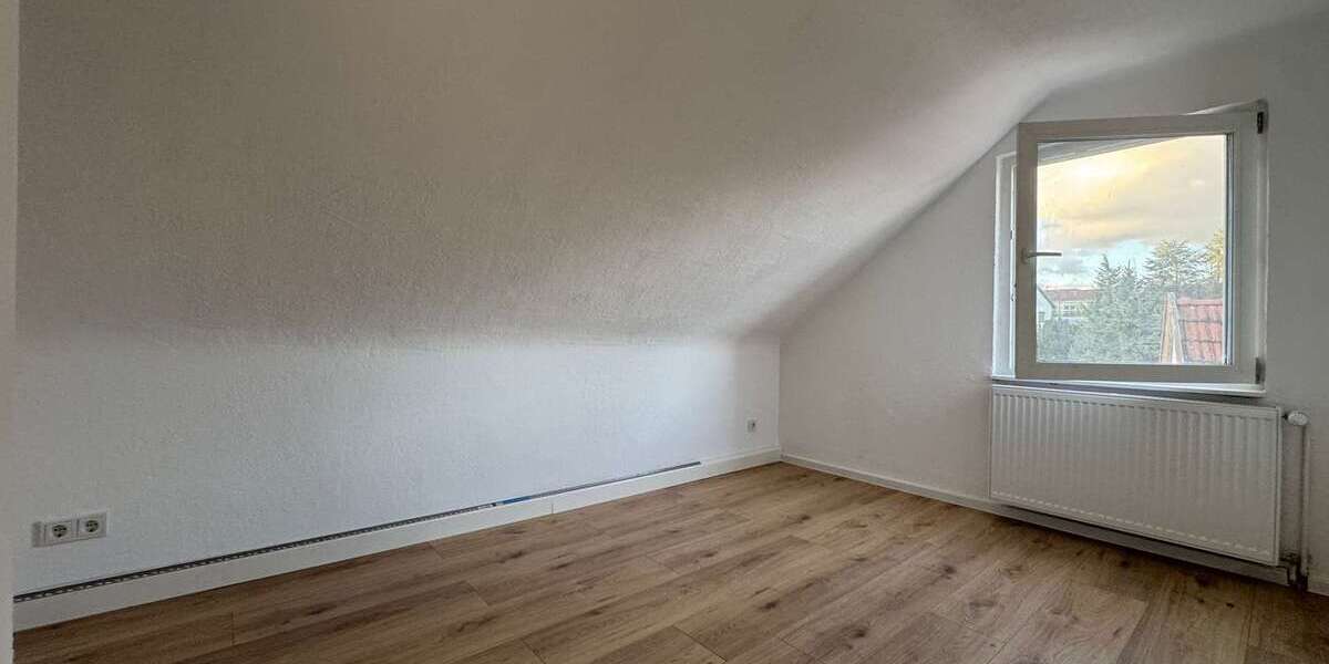 Sanierte 2-Zimmer-Dachgeschosswohnung mit neuem Bad in Ensheim - Dachgeschoßwohnung Saarbrücken-Halberg Halberg | Angebot:26764265