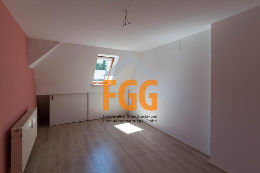 Große 4-R-Wohnung im Dachgeschoß zimmer