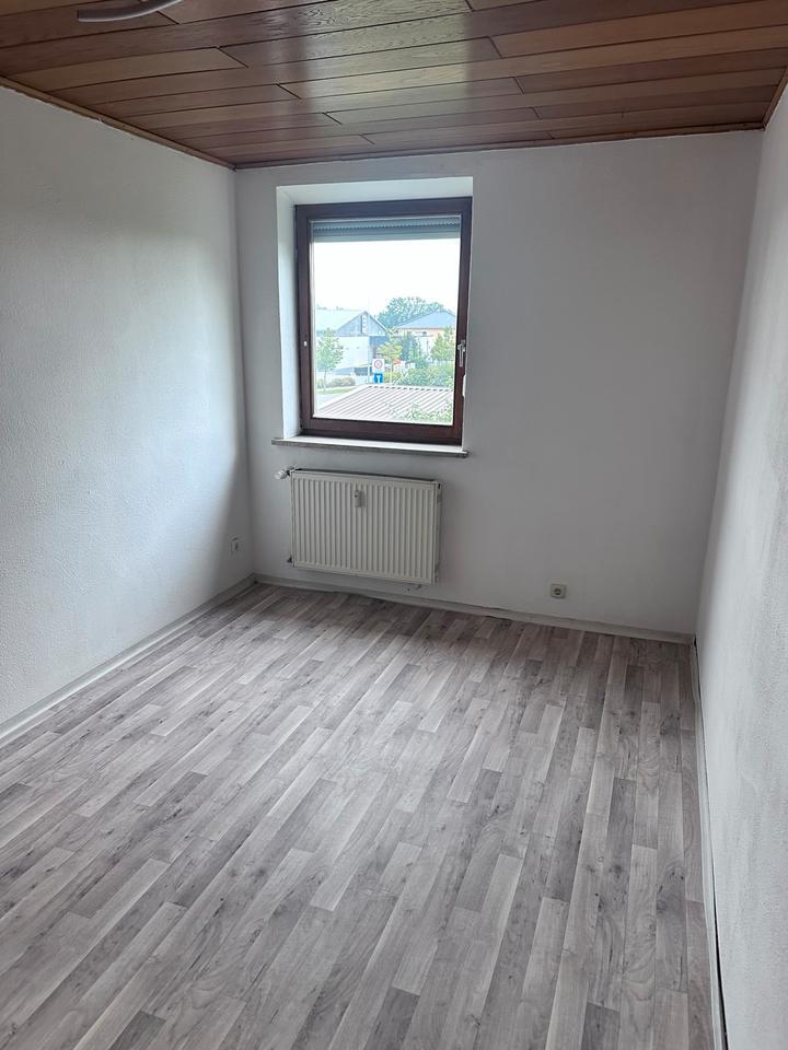 Helle 4-Zimmer-Wohnung mit Carport in gepflegtem Mehrfamilienhaus