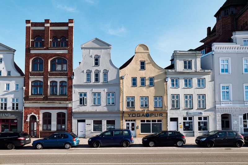 Etwas ganz besonderes: über zwei Etagen, sanierte 2-Zimmer-Erdgeschoss-Wohnung mit Terrasse, sofort anmietbar!