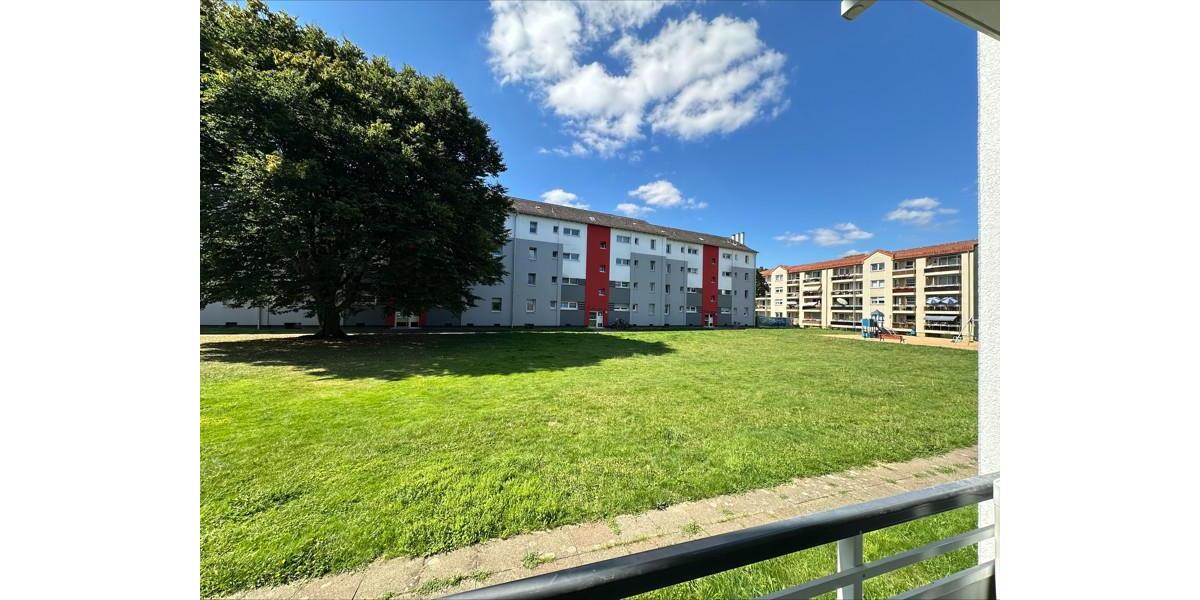 Großzügig geschnittene 2,5-Zi.-Wohnung im Erdgeschoss mit Balkon! 3 zimmer