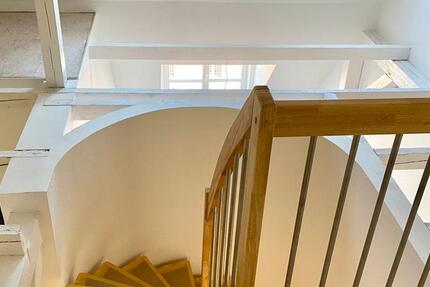 132 qm Dachgeschosswohnung mit besonderem Flair - Fahrstuhl im Haus 4 zimmer