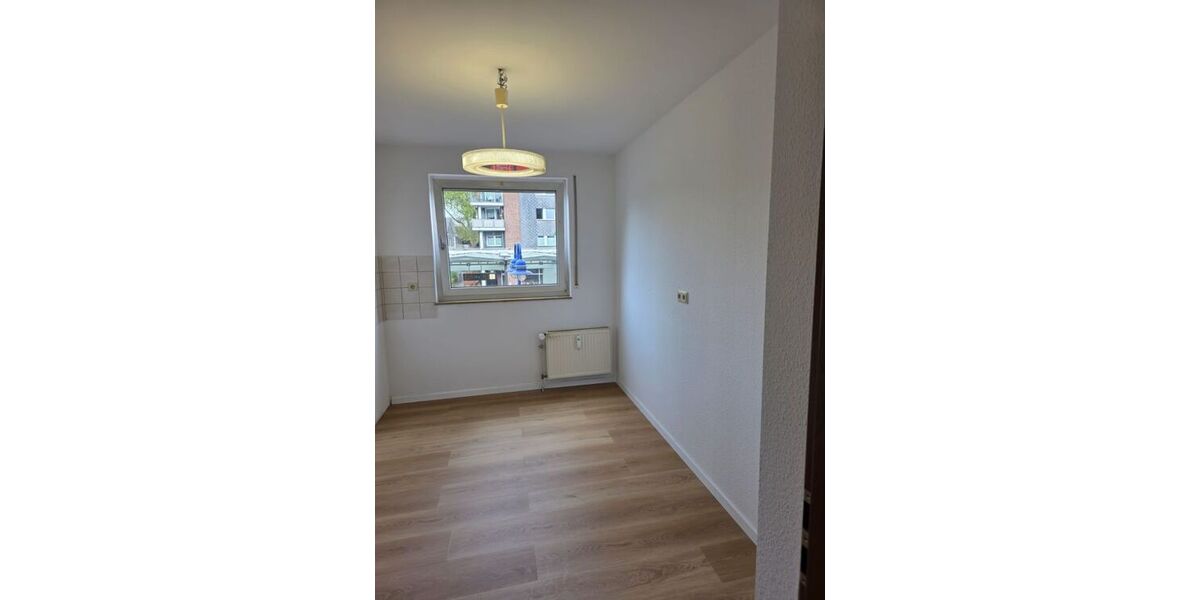 Renovierte 2,5 Zimer-Wohnung mit Aufzug, Balkonkraftwerk, Video-Sprechanlage, Garage (Warmmiete: 1.040 + 100 Garage) - Etagenwohnung Duisburg Meiderich | Angebot:27261102