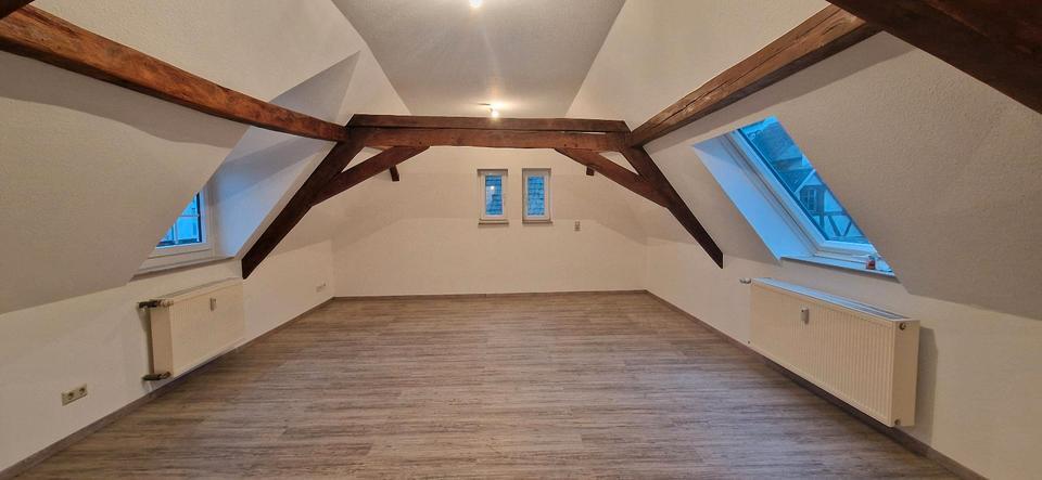Dachgeschosswohnung - frisch renoviert mit Einbauküche zimmer